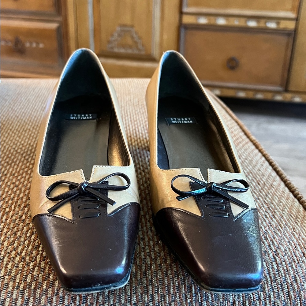 Stuart Weitzman 2 Tone Kitten Heels EUC 6.5 M
Beautiful for Fall